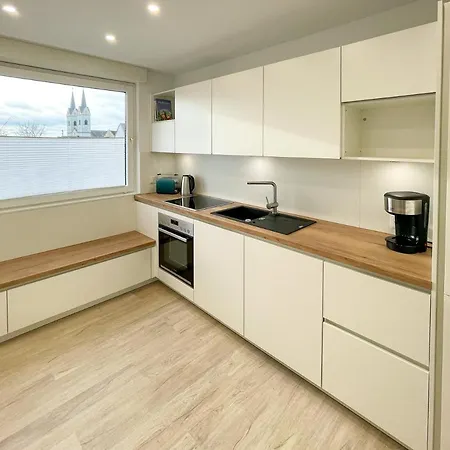 Schoenes Maifeld 아파트